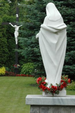 Przydrożna kapliczka z figurą św. Maryi. Konradów, gmina Głuchołazy, powiat nyski.