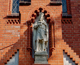 Św. Oswald, figura nad portalem kościoła Matki Boskiej Nieustającej Pomocy. Opole. powiat opole, woj.opolskie.