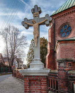 Krzyż kamienny stojący obok kościoła Opole. powiat opole, woj.opolskie.