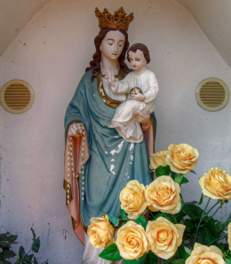 Figurka Matki Bożej w kapliczce. Dobrzeń Wielki. Powiat opolski, woj. opolskie.