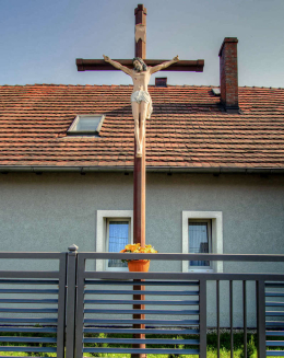 Krzyż przydrożny. Dobrzeń Wielki. Powiat opolski, woj. opolskie.