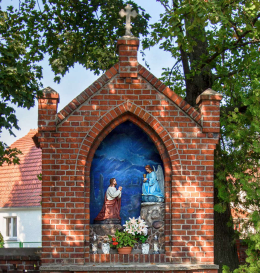 Kapliczka ceglana na cmentarzu obok kościoła św. Rocha. Dobrzeń Wielki. Powiat opolski, woj. opolskie.