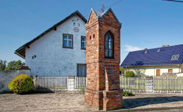 Kapliczka przydrożna z figurka Matki Boskiej. Kąty Opolskie, gmina Tarnów Opolski. Powiat opolski, woj. opolskie.