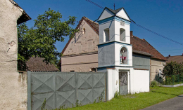 Przydrożna kapliczka dzwonnica "Recala". Kąty Opolskie, gmina Tarnów Opolski. Powiat opolski, woj. opolskie.