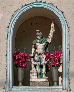 Fragment przydrożnej kapliczki z figurą Świętego Floriana. Kąty Opolskie, gmina Tarnów Opolski. Powiat opolski, woj. opolskie.