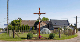 Krzyż przydrożny, wykonany z żelaza. Kąty Opolskie, gmina Tarnów Opolski. Powiat opolski, woj. opolskie.