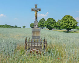 Krzyż przydrożny z 1909 r. Grzeboszowice, gmina Ujazd, powiat strzelecki.