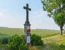 Krzyż przydrożny z 1922 r.  Fundator A. F. Gaida. Jaryszów, gmina Ujazd, powiat strzelecki.