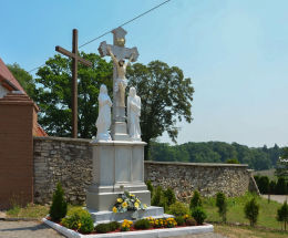 Krzyż kammienny stojący przed ogrodzeniem kościelnym. Płużnica Wielka, gmina Strzelce Opolskie, powiat strzelecki.