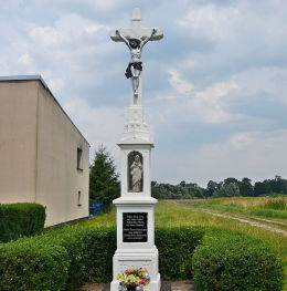 Wschodni krzyż błagalny. Ufundowany przez Ludwiga Golec w 1934 roku w miejsce starego krzyża drewnianego. Staniszcze Wielkie, gmina Kolonowskie, powiat strzelecki.