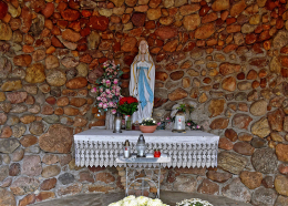Wnętrze groty Maryjnej obok kościoła św. Floriana. Wysoka, gmina Leśnica, powiat strzelecki, woj. opolskie.