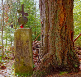 Przydrożny krzyż metalowy na kamiennym postumencie. Beniowa, gmina Lutowiska. powiat bieszczadzki.