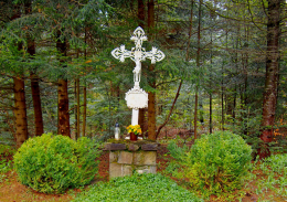 Przydrożny krzyż metalowy na murowanym postumencie. Muczne, gmina Lutowiska. powiat bieszczadzki.