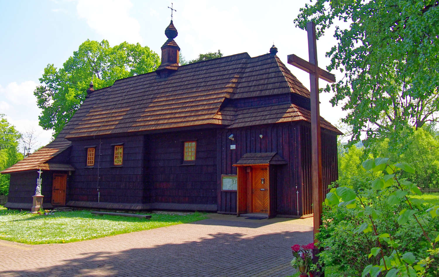 Krzyże obok kościoła Narodzenia NMP, dawna cerkiew św. Paraskewy. Ustjanowa Górna, gmina Ustrzyki Dolne. powiat bieszczadzki.
