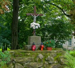 Krzyż drewniany w parku dworskim. Wzdów, gmina Haczów. powiat brzozowski.