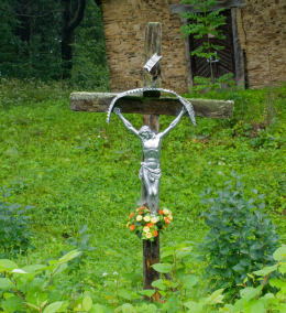 Figura Jezusa na drewnianym krzyżu przydrożnym. Kotów, gmina Bircza. powiat przemyski, woj.podkarpackie.
