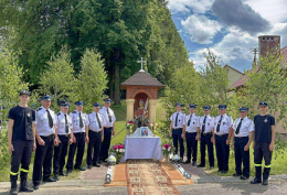 Kapliczka Świętego Floriana obok remizy OSP Kuźmina. Kuźmina, gmina Bircza. powiat przemyski, woj.podkarpackie.