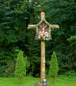 Przydrożny krzyż drewniany z kapliczką. Wola Korzeniecka, gmina Bircza. powiat przemyski, woj.podkarpackie.