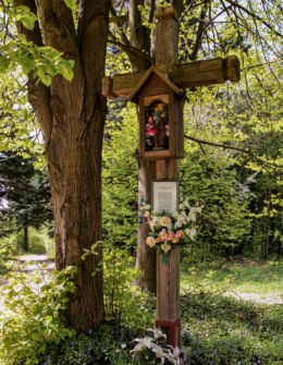 Krzyż przydrożny drewniany z kapliczką. Błażowa Dolna, gmina Błażowa, powiat rzeszowski.