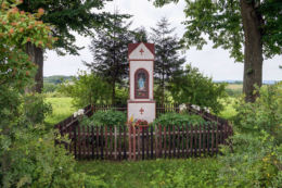 Przydrożna kapliczka na Woli. Błażowa Dolna, gmina Błażowa, powiat rzeszowski.