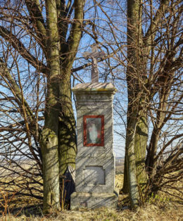 Przydrożna kapliczka przy drodze "Na Piekielską". Futoma, gmina Błażowa, powiat rzeszowski.