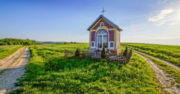 Przydrożna kapliczka stojąca na rozstaju dróg. Futoma, gmina Błażowa, powiat rzeszowski.
