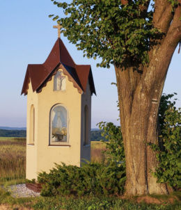 Przydrożna kapliczka  murowana stojąca na rozstaju dróg. Kąkolówka, gmina Błażowa, powiat rzeszowski.