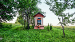 Przydrożna kapliczka stojąca w polu. Kąkolówka, gmina Błażowa, powiat rzeszowski.