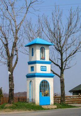 Kapliczka przydrożna murowana stojąca na rozstaju dróg. Kielanówka, gmina Boguchwała, powiat rzeszowski.