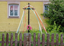 Krzyż metalowy na kamiennym postumencie. Broniszewo, gmina Tykocin. powiat białostocki.