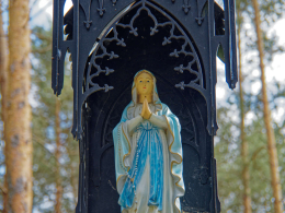 Fragment przydrożnej kapliczki słupowej. Doktorce, gmina Suraż. powiat białostocki.