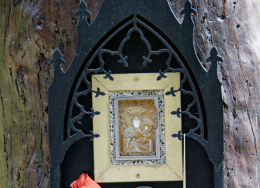 Fragment przydrożnej kapliczki. Doktorce, gmina Suraż. powiat białostocki.