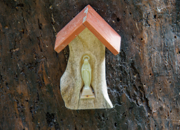 Fragment przydrożnej kapliczki słupowej. Doktorce, gmina Suraż. powiat białostocki.