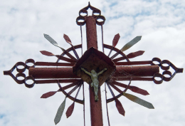 Fragment krzyża przydrożnego. Jeżewo Stare, gmina Tykocin. powiat białostocki.
