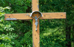 Fragment krzyża przydrożnego. Jeżewo Stare, gmina Tykocin. powiat białostocki.