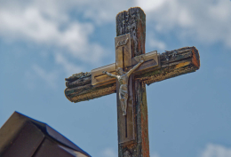 Krzyż zwieńczający kapliczkę przydrożną. Nowosiółki, gmina Gródek. powiat białostocki.