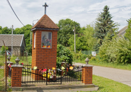Kapliczka murowana stojąca na rozstaju dróg. Pajewo, gmina Tykocin. powiat białostocki.