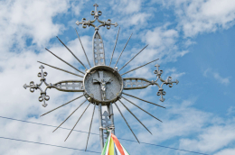 Fragment krzyża metalowego. Pajewo, gmina Tykocin. powiat białostocki.