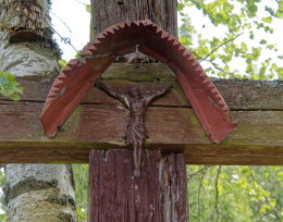 Fragment przydrożnego krzyża drewnianego. Pieczonka, gmina Supraśl. powiat białostocki.