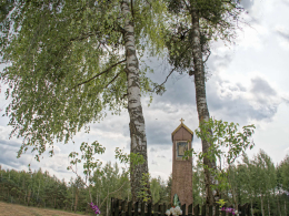 Przydrożna kapliczka drewniana. Podłaźnie, gmina Supraśl. powiat białostocki.