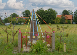 Przydrożny krzyż kamienny. Wólka Waniewska, gmina Łapy. powiat białostocki.