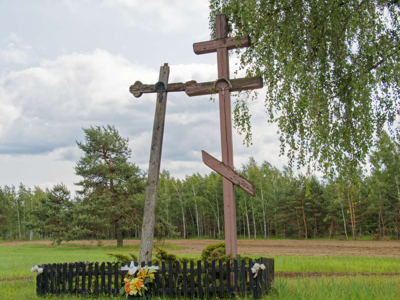 Przydrożne krzyże drewniane. Podłaźnie, gmina Supraśl. powiat białostocki.