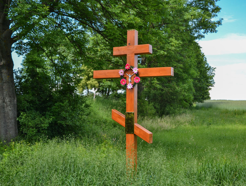 Prawosławny krzyż przydrożny. Jagodniki, gmina Dubicze Cerkiewne, Hajnówka County.