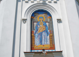 Kapliczka na budynku cerkwi pw. Zaśnięcia Matki Bożej. Dubiny, gmina Hajnówka. powiat hajnowski.