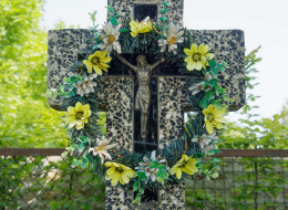 Fragment krzyża kamiennego. Narewka. powiat hajnowski.