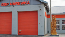 Święty Florian obok budynku remizy strażackiej. Narewka. powiat hajnowski.