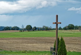 Przydrożny krzyż drewniany. Nakla, gmina Parchowo. powiat bytowski, woj.pomorskie.