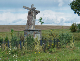 Figura Chrystusa na cokole. Nakla, gmina Parchowo. powiat bytowski, woj.pomorskie.