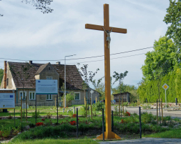 Przydrożny krzyż drewniany. Nożyno, gmina Czarna Dąbrówka. powiat bytowski, woj.pomorskie.