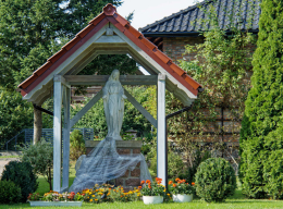 Figura Matki Bożej na cokole. Nożyno, gmina Czarna Dąbrówka. powiat bytowski, woj.pomorskie.